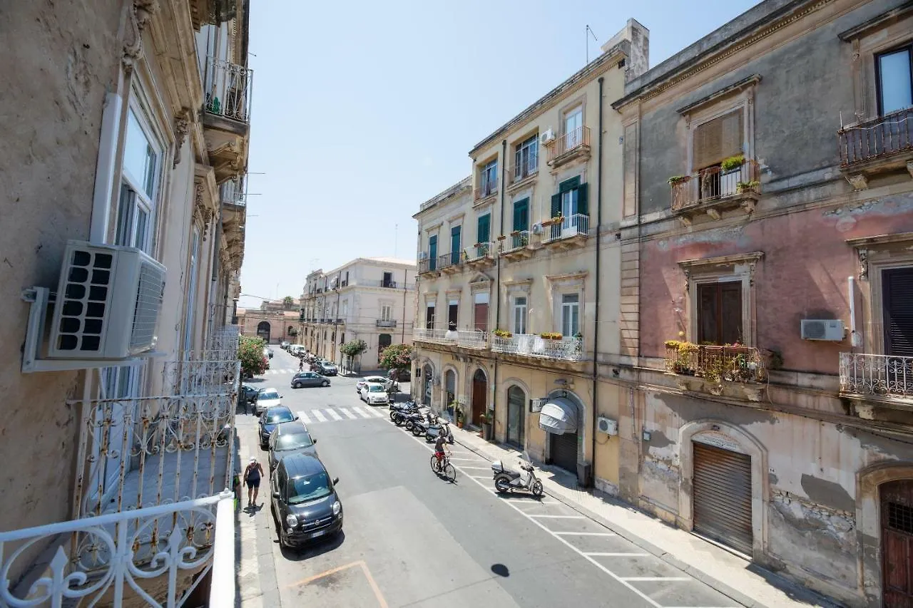 Ortigia Fab Apartment contacts